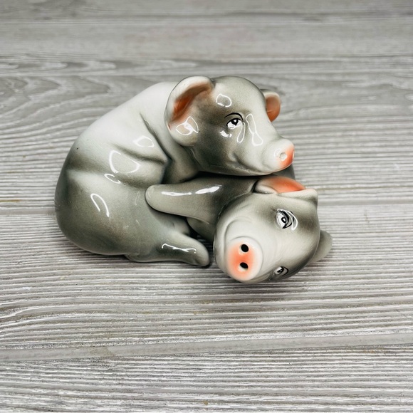 Pigs salt and pepper shaker laying down nesting hugging cuddle pigs ceramic - Picture 3 of 6